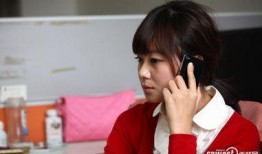 女子向记者爆料新闻,揭开新闻背后的惊人真相